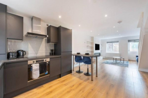 Cheerful 2 Bedroom holiday home with free parking